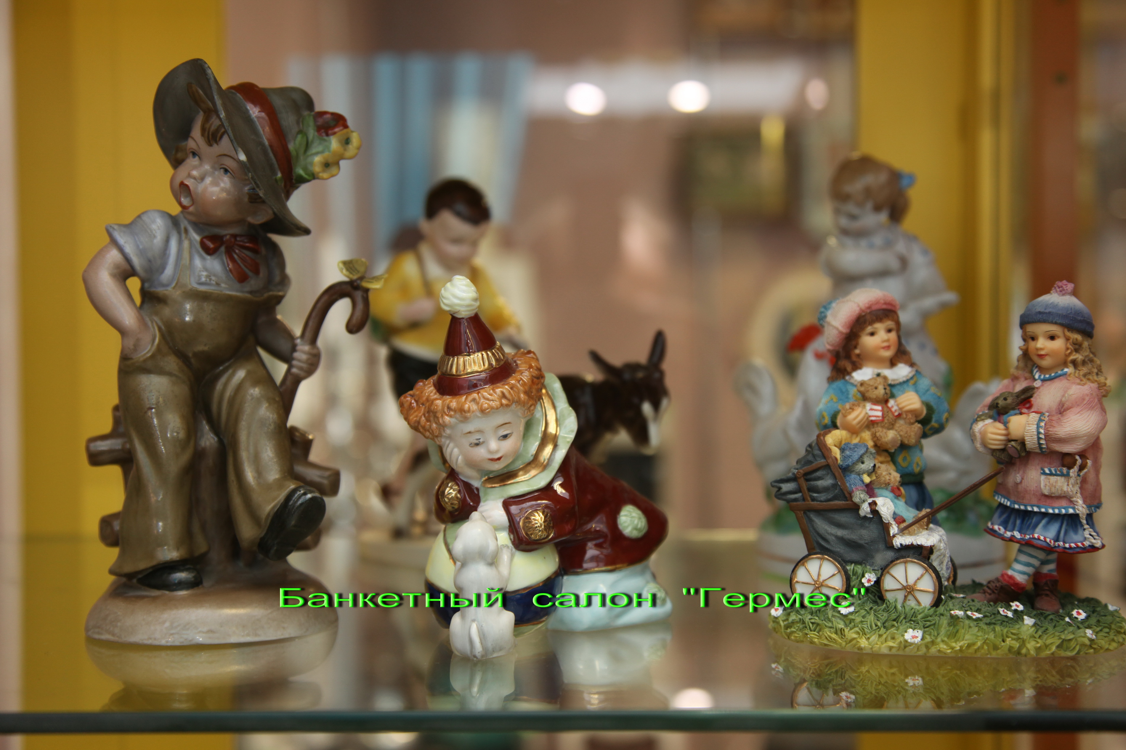 Статуэтки  в  витрине